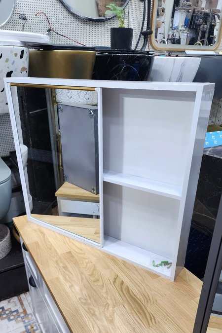 خزانة حمام معدنية باللون الأبيض مع مرآة أمامية